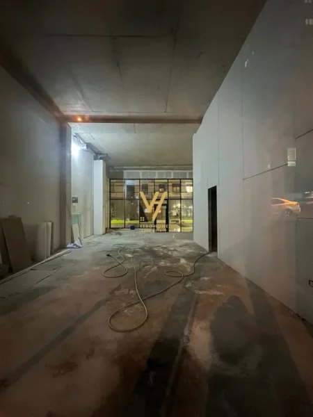 Tirane, jepet me qera dyqan Kati 0, 90 m² 1.800 € (PORCELAN)