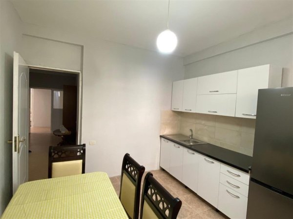 Tirane, jepet me qera shtepi 2+1+Ballkon Kati 1, 100 m² 500 € (Rruga e Dibres, prane Shkolles se Bashkuar.)
