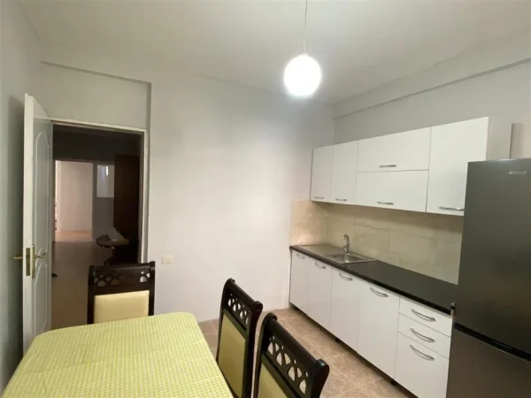 Tirane, jepet me qera shtepi 2+1+Ballkon Kati 1, 100 m² 500 € (Rruga e Dibres, prane Shkolles se Bashkuar.)