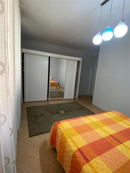 Tirane, jepet me qera shtepi 2+1+Ballkon Kati 1, 100 m² 500 € (Rruga e Dibres, prane Shkolles se Bashkuar.)