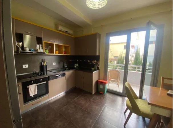 Tirane, jepet me qera Vile 3+1+Ballkon Kati 3, 495 m² 1.350 € (Rruga Jordan Misja)