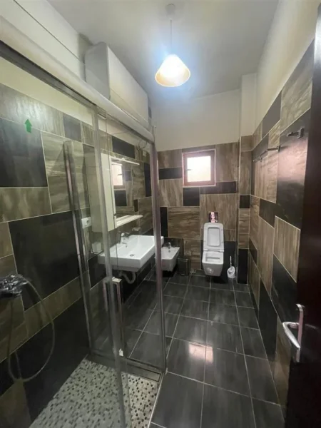 Tirane, jepet me qera Vile 3+1+Ballkon Kati 3, 495 m² 1.350 € (Rruga Jordan Misja)