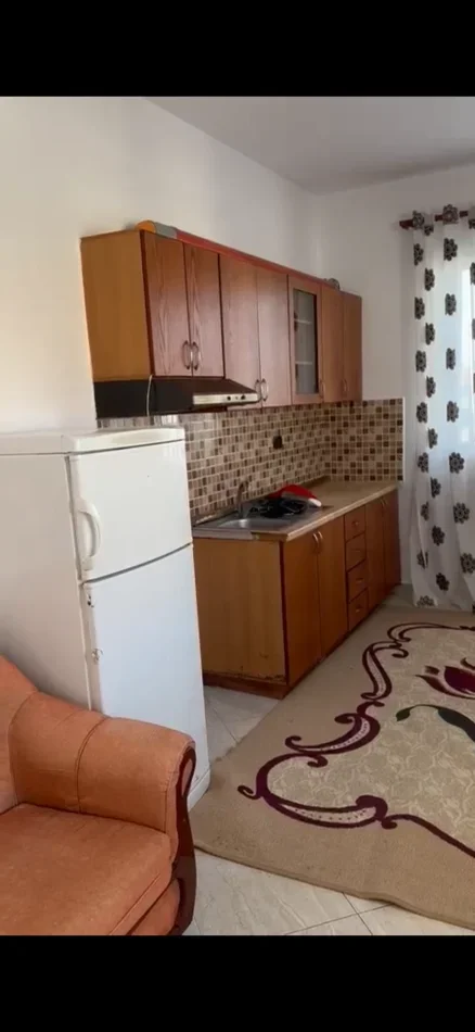 Tirane, jap me qera shtepi 2+1 Kati 3, 70 m² 300 € (Idriz dollaku)