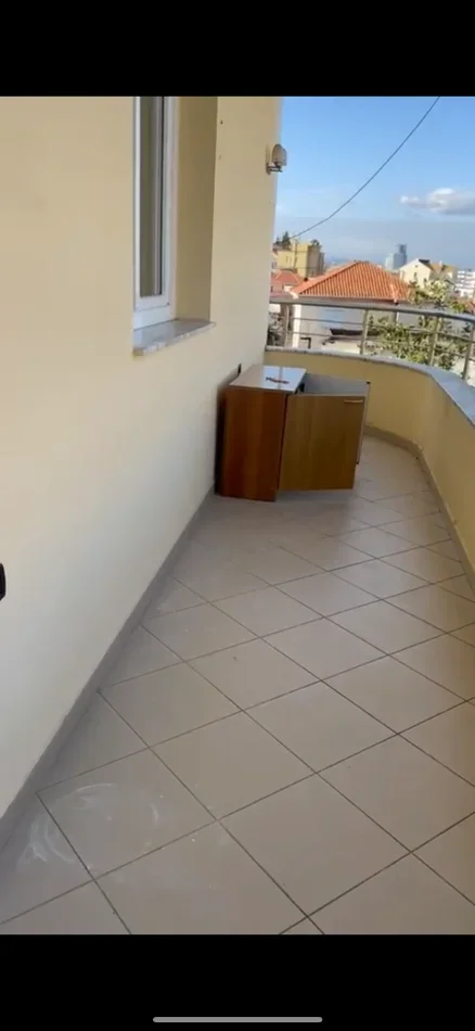 Tirane, jap me qera shtepi 2+1 Kati 3, 70 m² 300 € (Idriz dollaku)