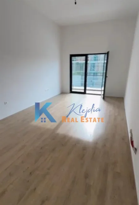 Tirane, jap me qera zyre Kati 1, 117 m² 700 € (Kompleksi Arlis)