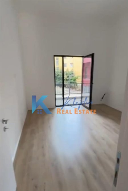 Tirane, jap me qera zyre Kati 1, 117 m² 700 € (Kompleksi Arlis)