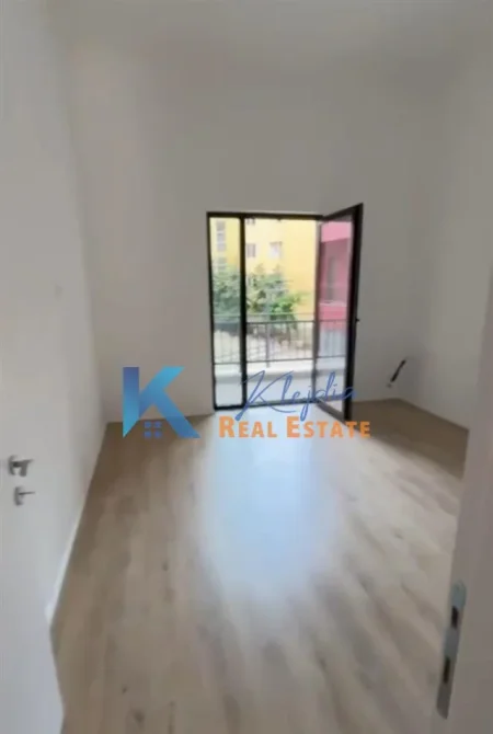 Tirane, jap me qera zyre Kati 1, 117 m² 700 € (Kompleksi Arlis)