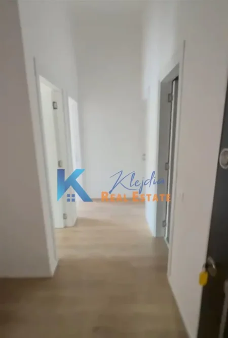 Tirane, jap me qera zyre Kati 1, 117 m² 700 € (Kompleksi Arlis)