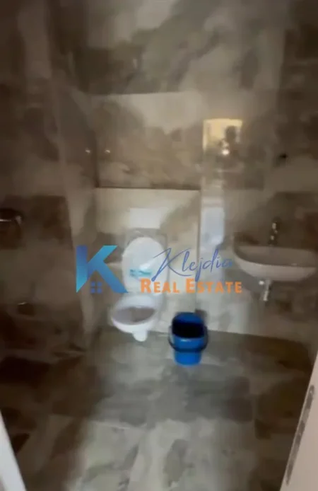 Tirane, jap me qera zyre Kati 1, 117 m² 700 € (Kompleksi Arlis)