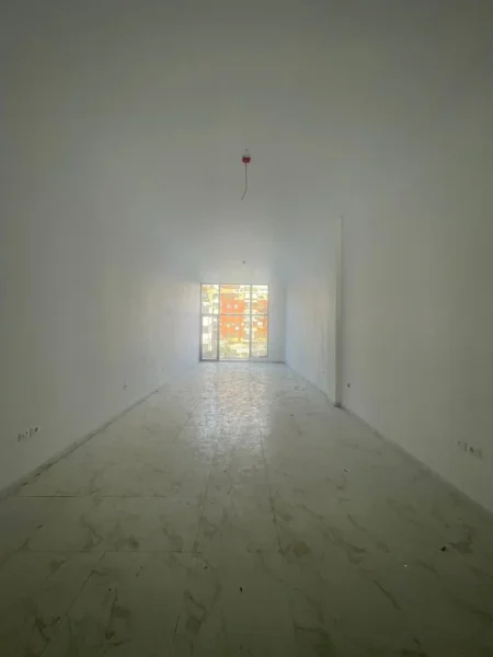 Tirane, jepet me qera zyre Kati 1, 82 m² 1.500 € (Rruga e Kavajes)