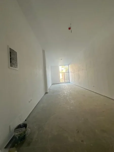 Tirane, jepet me qera zyre Kati 1, 82 m² 1.500 € (Rruga e Kavajes)