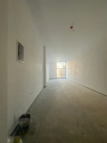 Tirane, jepet me qera zyre Kati 1, 82 m² 1.500 € (Rruga e Kavajes)