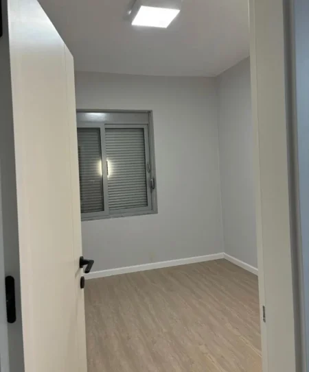 Tirane, jepet me qera apartament 2+1 Kati 1, 65 m² 700 € (Rruga Andon Zako Cajupi)
