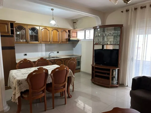 Tirane, jepet me qera apartament 2+1 Kati 5, 85 m² 600 € (Rruga e Kavajes, Rruga Deshmoret e Fekenit, prapa Globe.)