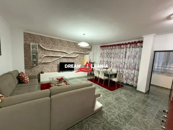 Tirane, jepet me qera apartament 2+1+Ballkon Kati 1, 130 m² 700 € (Prane Universitetit Mesdhetar – 21 Dhjetori)