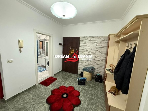 Tirane, jepet me qera apartament 2+1+Ballkon Kati 1, 130 m² 700 € (Prane Universitetit Mesdhetar – 21 Dhjetori)