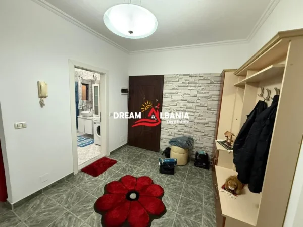 Tirane, jepet me qera apartament 2+1+Ballkon Kati 1, 130 m² 700 € (Prane Universitetit Mesdhetar – 21 Dhjetori)