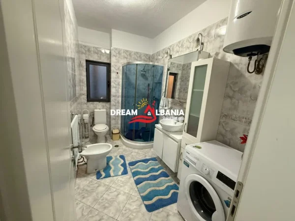Tirane, jepet me qera apartament 2+1+Ballkon Kati 1, 130 m² 700 € (Prane Universitetit Mesdhetar – 21 Dhjetori)