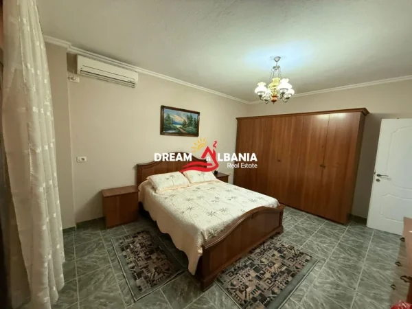 Tirane, jepet me qera apartament 2+1+Ballkon Kati 1, 130 m² 700 € (Prane Universitetit Mesdhetar – 21 Dhjetori)