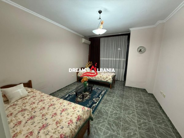 Tirane, jepet me qera apartament 2+1+Ballkon Kati 1, 130 m² 700 € (Prane Universitetit Mesdhetar – 21 Dhjetori)