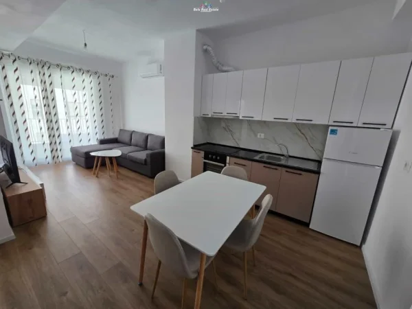 Tirane, jepet me qera apartament 1+1+Ballkon Kati 5, 60 m² 400 € (ali demi)