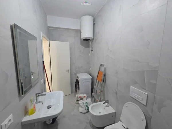 Tirane, jepet me qera apartament 1+1+Ballkon Kati 5, 60 m² 400 € (ali demi)