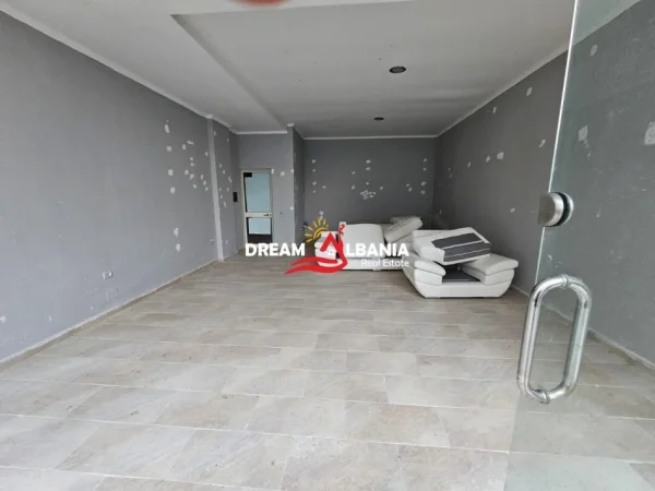 Tirane, shitet dyqan Kati 0, 55 m² 55.000 € (Pranë lounge Ujvara, në rrugën e Teleferikut)