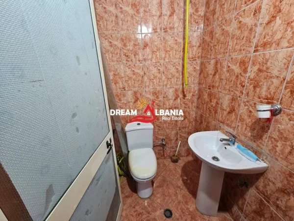 Tirane, shitet dyqan Kati 0, 55 m² 55.000 € (Pranë lounge Ujvara, në rrugën e Teleferikut)