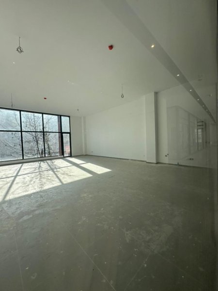 Tirane, jepet me qera zyre Kati 1, 106 m² 2.500 € (Tirana Garden Building)