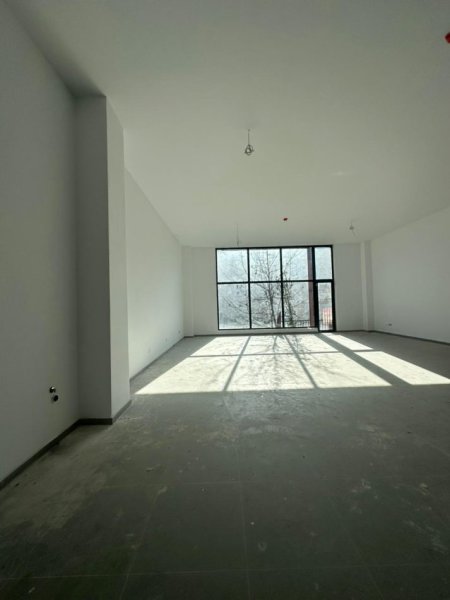 Tirane, jepet me qera zyre Kati 1, 106 m² 2.500 € (Tirana Garden Building)
