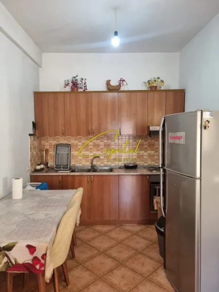 Tirane, jepet me qera apartament 2+1 Kati 2, 213 m² 1.100 € (YZBERISHT)