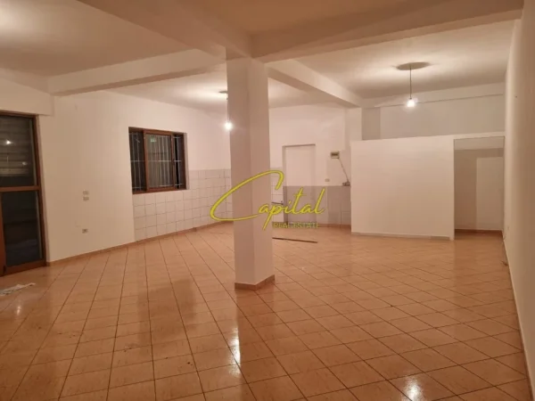 Tirane, jepet me qera apartament 2+1 Kati 2, 213 m² 1.100 € (YZBERISHT)