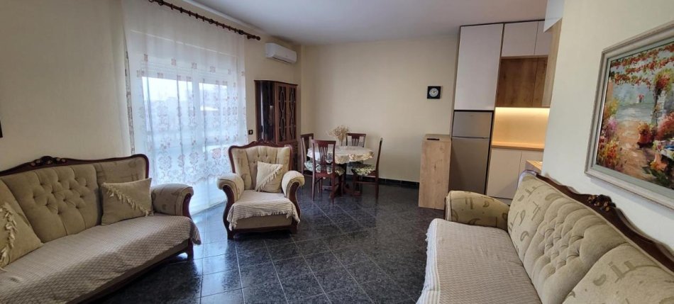 Durres, jepet me qera 1+1+Ballkon Kati 9, 400 € 