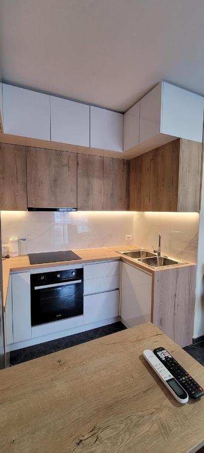 Durres, jepet me qera 1+1+Ballkon Kati 9, 400 € 
