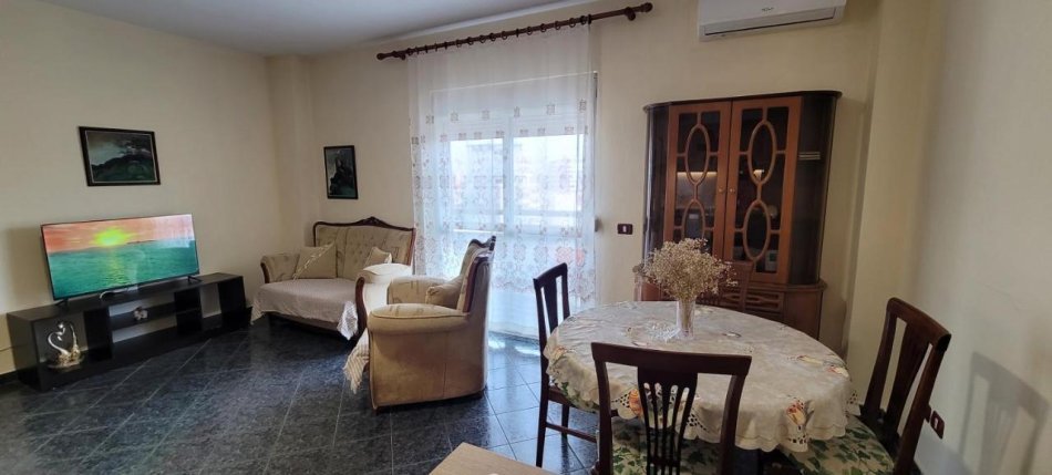 Durres, jepet me qera 1+1+Ballkon Kati 9, 400 € 