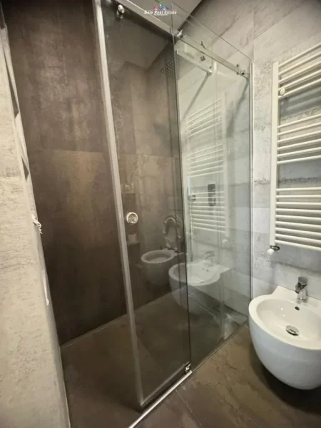 Tirane, shes apartament 2+1 Kati 3, 104 m² 206.000 € (ali demi)