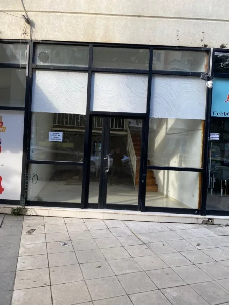 Tirane, jepet me qera dyqan Kati 0, 40 m² 600 € (Astir, pallati Milo 2000, prane Tirana Bank)