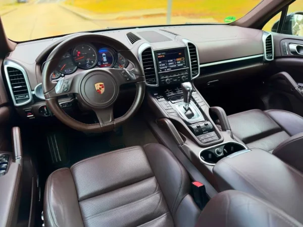 Tirane, shes PORSCHE CAYENNE - 3.0 NAFTE V6 - 2013 Nafte, e zeze automatik Klima 187.000 km