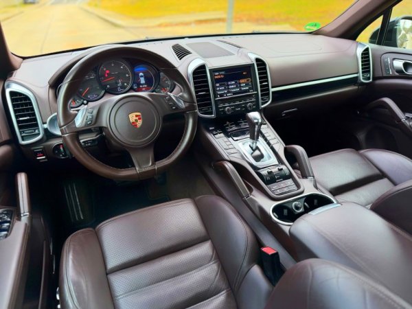 Tirane, shes PORSCHE CAYENNE - 3.0 NAFTE V6 - 2013 Nafte, e zeze automatik Klima 187.000 km
