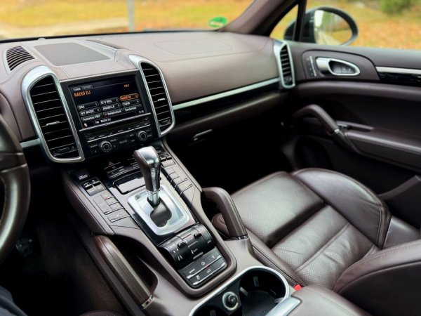 Tirane, shes PORSCHE CAYENNE - 3.0 NAFTE V6 - 2013 Nafte, e zeze automatik Klima 187.000 km