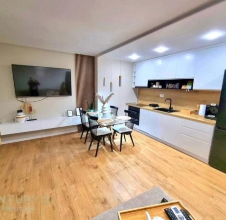 Tirane, jepet me qera apartament 1+1+Ballkon , 900 € (ne Qender)