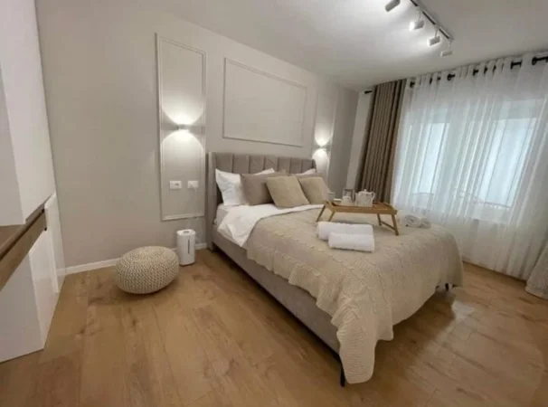 Tirane, jepet me qera apartament 1+1+Ballkon , 900 € (ne Qender)