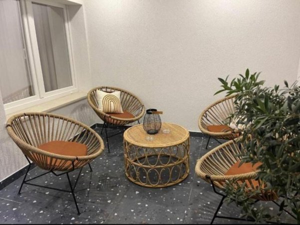 Tirane, jepet me qera apartament 1+1+Ballkon , 900 € (ne Qender)