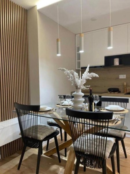 Tirane, jepet me qera apartament 1+1+Ballkon , 900 € (ne Qender)