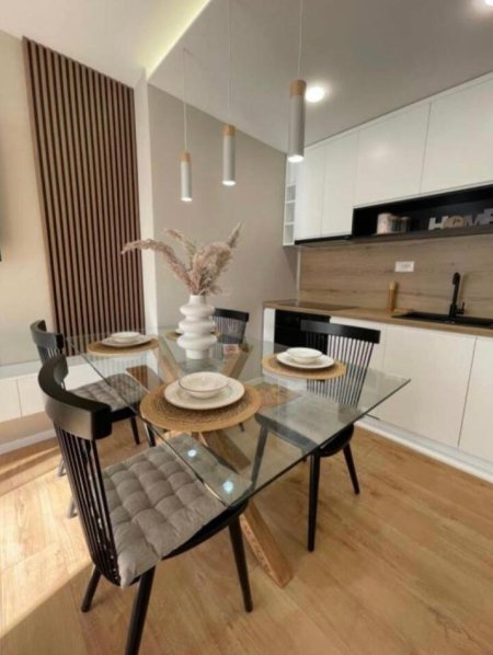 Tirane, jepet me qera apartament 1+1+Ballkon , 900 € (ne Qender)