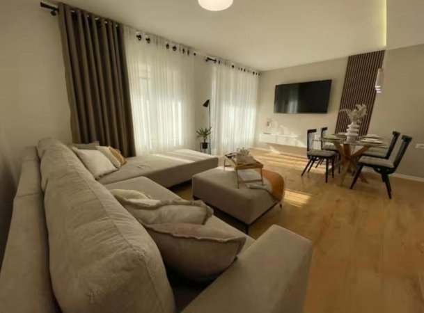 Tirane, jepet me qera apartament 1+1+Ballkon , 900 € (ne Qender)