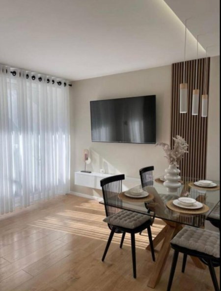 Tirane, jepet me qera apartament 1+1+Ballkon , 900 € (ne Qender)