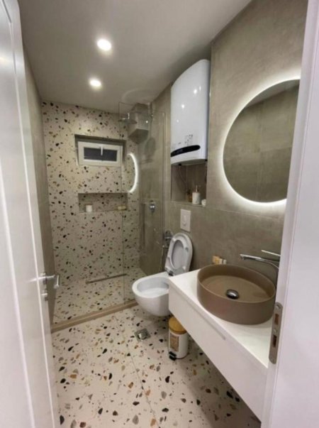 Tirane, jepet me qera apartament 1+1+Ballkon , 900 € (ne Qender)