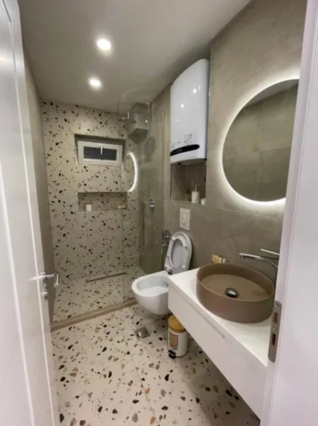 Tirane, jepet me qera apartament 1+1+Ballkon , 900 € (ne Qender)