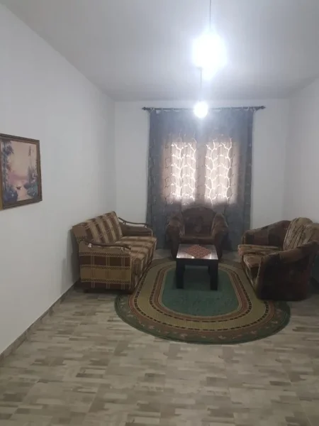 Tirane, jepet me qera apartament 1+1 Kati 1, 50 m² 300 € (Shinat e trenit)